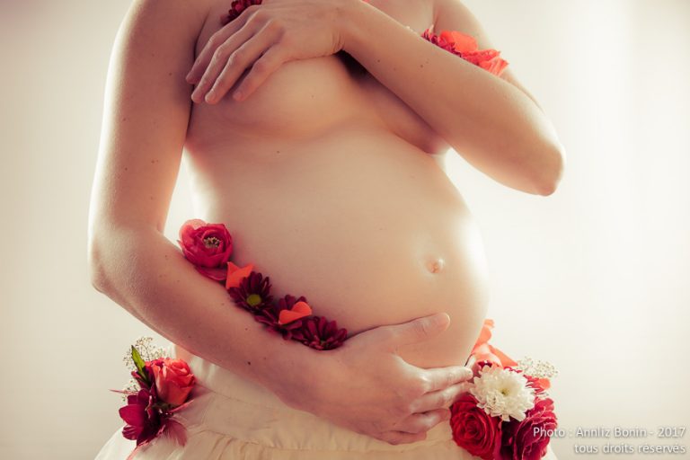 Lire la suite à propos de l’article Tulle et fleurs – séance grossesse en studio