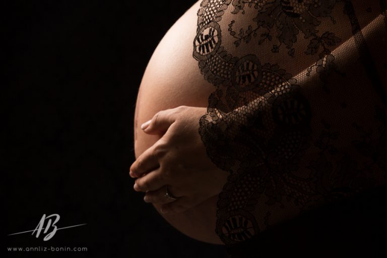 Lire la suite à propos de l’article Tiphaine et Alexis – séance photo de grossesse en studio