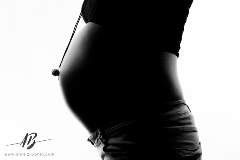 Emma, voiles et contre-jour – Photos de grossesse en studio à Caen