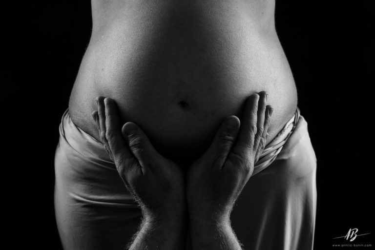 Lire la suite à propos de l’article Amélie et Yannick – séance grossesse en studio à Caen