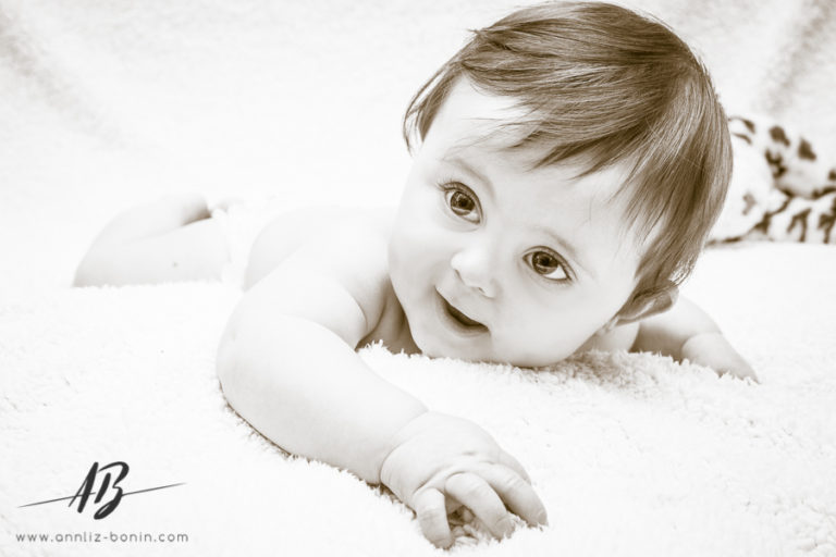 Lire la suite à propos de l’article Séance bébé en famille – séance photo tout-petit