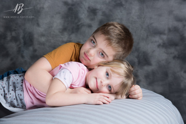 Lire la suite à propos de l’article Un cadeau de mariage original – séance photo famille en studio