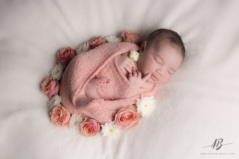 Lire la suite à propos de l’article Les photos de naissance de Liv – séance photo bébé en studio à Caen