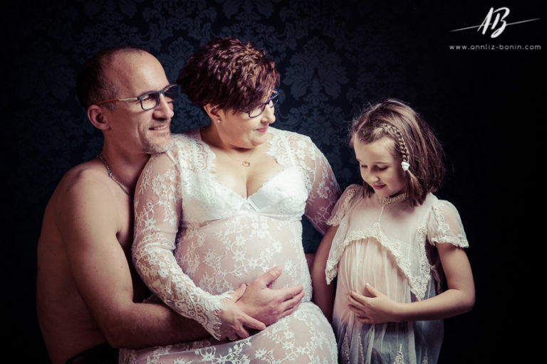 Cécile et sa famille – séance photo de grossesse en studio