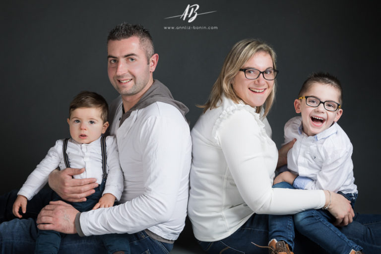 Lire la suite à propos de l’article Portrait de famille – séance photo en studio à Caen