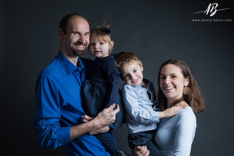 Lire la suite à propos de l’article En famille – portrait de famille en studio