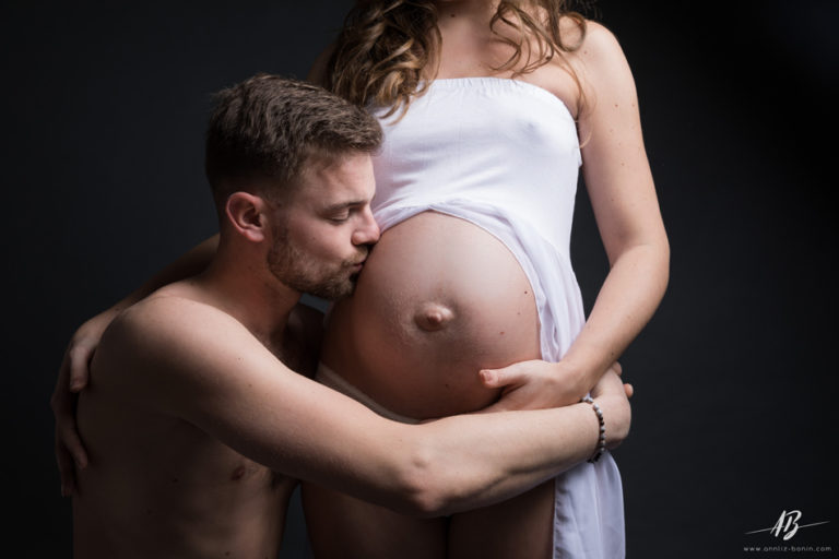 Lire la suite à propos de l’article Marine et Mickaël – photo de grossesse en studio