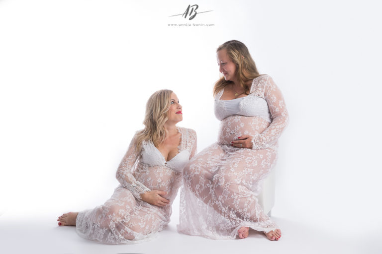 Lire la suite à propos de l’article Photos de grossesse entre sœurs – photo femme enceinte en studio à Caen
