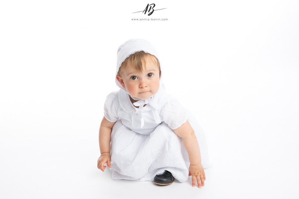 Camille en tenue de baptême
